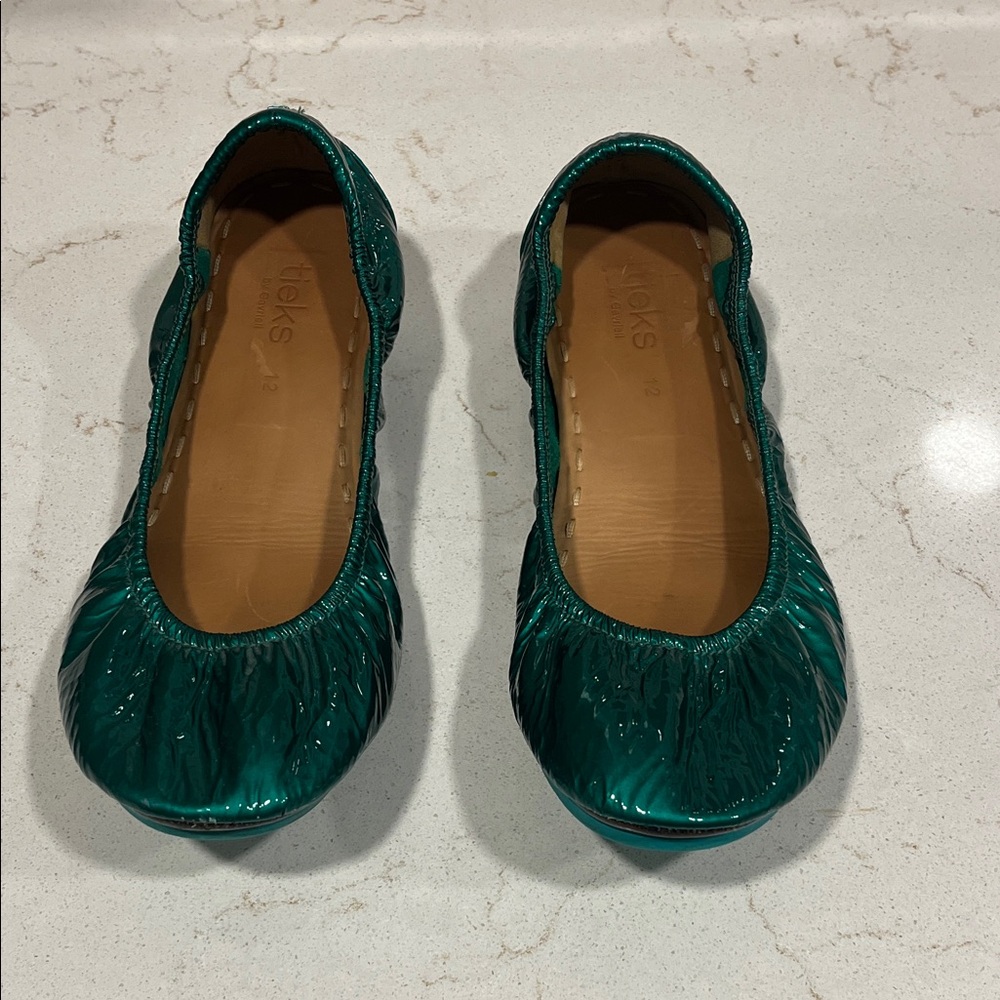 Tieks Glossy Emerald Patent Ballet Flats - Picture 4 of 9